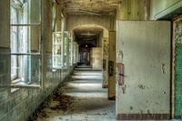 Gang in oud gebouw in Beelitz
