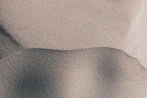 Abstraktes Sandmuster in Frankreich. Beige neutrale Töne Natur- und Reisefotografie.