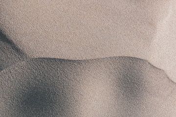 Abstract zand patroon in Frankrijk. Beige neutrale tinten natuur en reisfotografiefotografie. van Christa Stroo fotografie