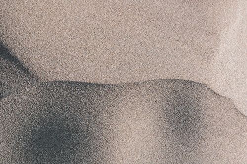 Motif abstrait de sable en France. Photographie de nature et de voyage dans les tons neutres et beiges.