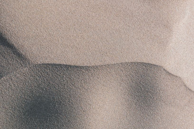 Motif abstrait de sable en France. Photographie de nature et de voyage dans les tons neutres et beiges. par Christa Stroo photography