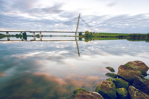 Brug over de rivier de IJssel