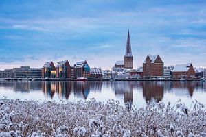 Blick über die Warnow auf die Hansestadt Rostock im Winter