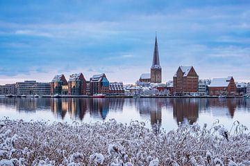 Uitzicht over de Warnow naar de Hanzestad Rostock in de winter
