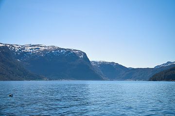 Westkap in Norwegen. Fjord und Meer mit Bergen an der Küste von Martin Köbsch