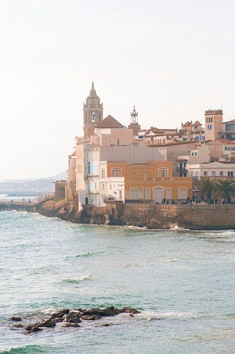Uitzicht op het Spaanse Sitges, Barcelona I Kleine stad op de rotsen aan langs de Middellandse Zee I