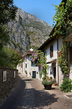 Oude steeg in Limone sul Garda