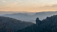 Lever de soleil dans les montagnes de l'Elbsandstein