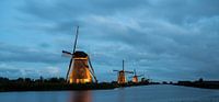 de windmolens in Kinderdijk zijn verlicht van Marcel Derweduwen thumbnail