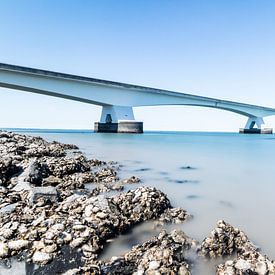 De Zeelandbrug in grijs en blauw van Josephine Huibregtse