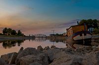Niedrige Wasserstände in Zutphen sofort Hausboot und ein Sonnenuntergang