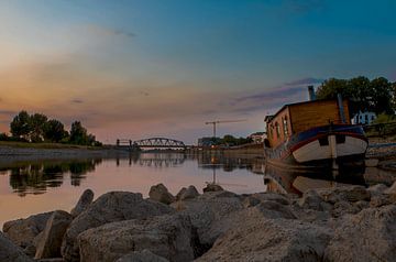 Lage waterstand in Zutphen meteen woonboot en een zonsondergang van Royvs Fotografie