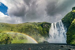 Der Wasserfall Skogafoss in Island an einem Sommertag