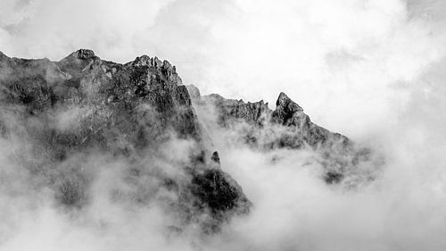Pics montagneux au-dessus des nuages I | Panorama | Pico do Areeiro | Madère | Minimalisme | Noir et