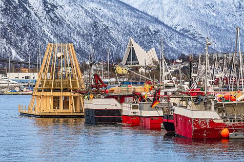 Haven en kathedraal van de Noordelijke IJszee in de stad Tromsø in Noorwegen van Rico Ködder