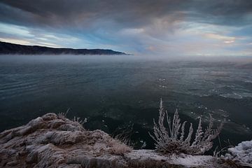 koude winderige herfstwateren van het Baikalmeer van Michael Semenov