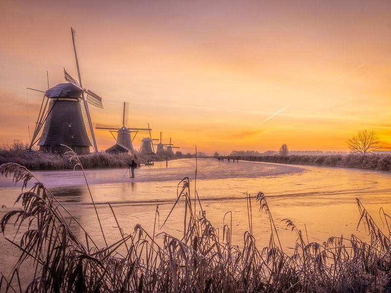 Schlittschuhläufer in Kinderdijk von Martijn van der Meulen