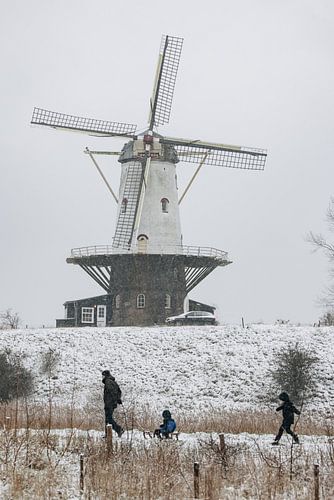 Gezin geniet van de eerste sneeuwval