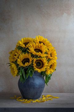 Stilleben mit Sonnenblumen von John van de Gazelle
