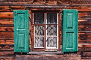 Pitoresk houten raam met groene houten shutters.  van Dafne Vos