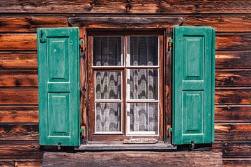 Pitoresk houten raam met groene houten shutters.  von Dafne Vos