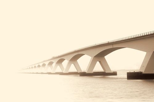 Zeelandbrug in de mist, Zeeland Nederland.