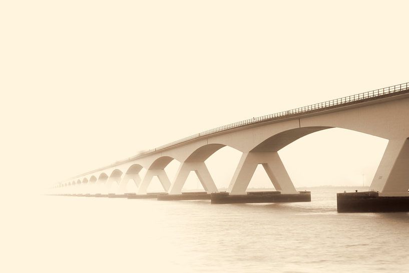 Le pont de Zélande dans la brume, Zélande Pays-Bas. par Gert Hilbink