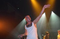 De likt zanger tijdens album presentatie van de Kraaien