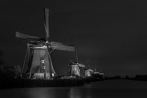 Verlichte molens Kinderdijk (zwart-wit)