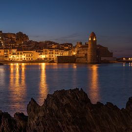 Wunderschöner Blick auf Collioure in der blauen Stunde  von PhotoCluster