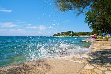 Badplaats aan de oever van de stad Porec aan de Adriatische Zee in Kroatië