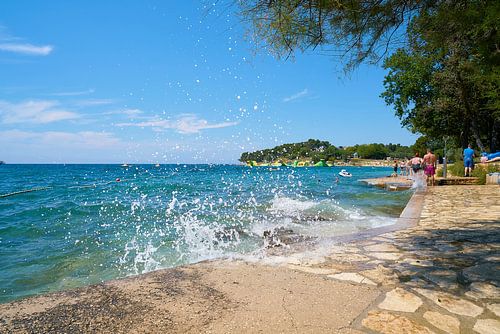 Lieu de baignade sur le rivage de la ville de Porec sur la mer Adriatique en Croatie