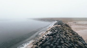 Wellenbrecher im Nebel! von Peter Haastrecht, van