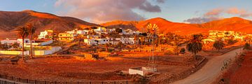 Village blanc au coucher du soleil sur Markus Lange