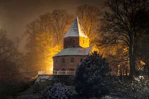 Die Kapelle St. Nikolaus im Schnee von Luc van der Krabben