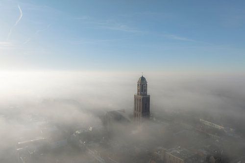 Le clocher de l'église Peperbus à Zwolle au-dessus du brouillard