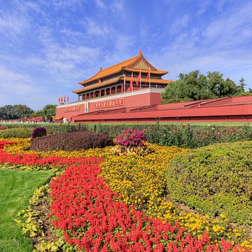 Palace Museum met kleurrijke bloem bed tegen een blauwe hemel