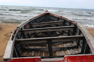 Boot ter reparatie op het strand van Jennifer van Wijk