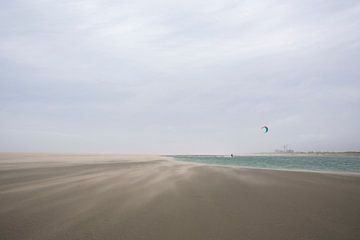 Kiteboarding in storm Corrie - Kijkduin by Tim als fotograaf