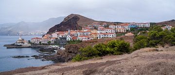 Panorama einer malerischen Ortschaft an der Küste von Madeira