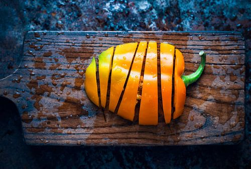 Paprika op een rustiek houten bord van Karina Aleksandrova