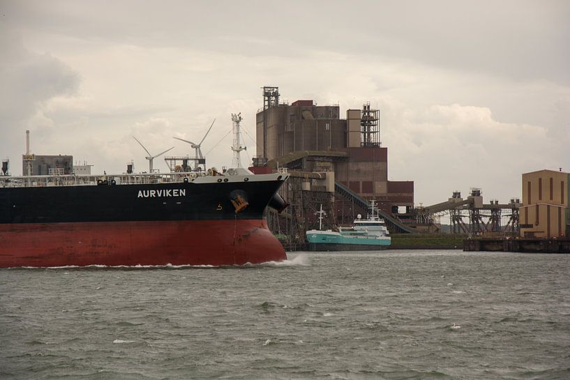 The ship leaves the port of Rotterdam and is on its way to sea. by scheepskijkerhavenfotografie