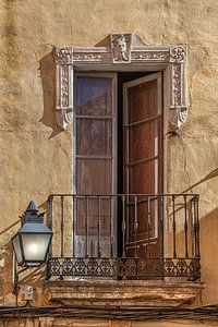 Klassischer Balkon in der spanischen Stadt Cordoba