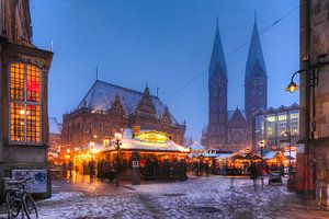 Altes Rathaus mit Dom St. Petri und Weihnachtsmarkt am Marktplatz bei Abendd�mmerung, Bremen, Deutsc