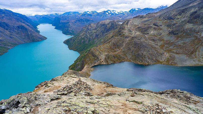 Vue de la crête de la montagne Besseggen sur 2 lacs par Jessica Lokker