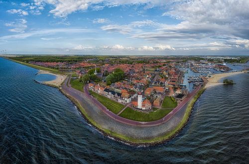 Panoramische luchtfoto van Urk met zijn vuurtoren