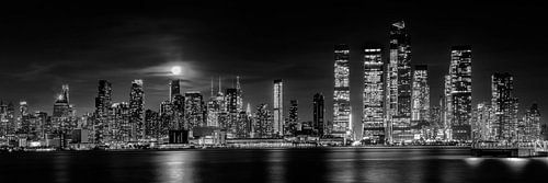 Magische volle maan boven de skyline van Midtown Manhattan - Monochroom panoramisch uitzicht