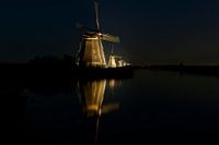 Windmolens in de nacht