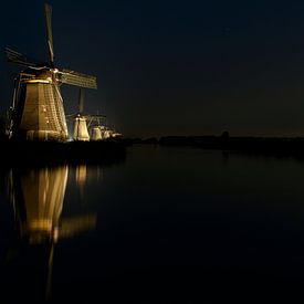 Windmolens in de nacht by Robert van Brug