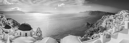 Dorp Oia op het eiland Santorini in zwart en wit. 